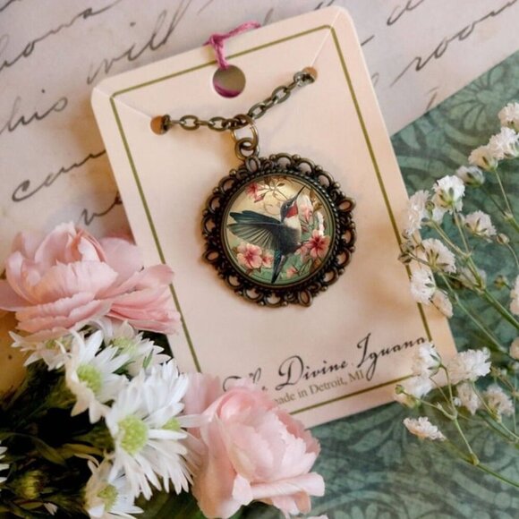 NEW - Hummingbird Ornate Necklace - Art Nouveau - Glass Cabochon - Picture 2 of 3